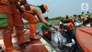 Selain itu, keberadaan sampah menjadikan kawasan pesisir Jakarta Utara terlihat kumuh dan kondisi air laut pesisir kawasan mangrove menghitam. (merdeka.com/Imam Buhori)
