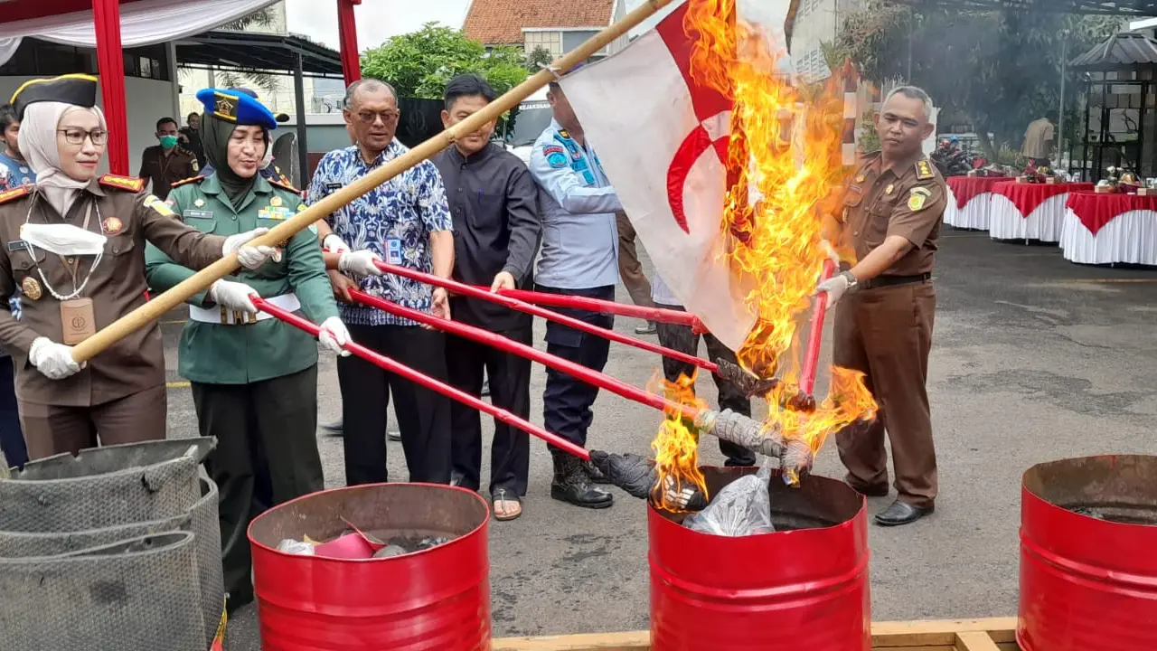 Kajari Garut Neva Sari Susanti langsung memimpin pemusnahan barang bukti perkara kejahatan yang sudah mendapatkan putusan hukum tetap di Pengadilan. (Liputan6.com/Jayadi Supriadin)