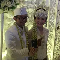 Rona bahagia pastinya tengah dirasakan Poppy Sovia dan Ahmad Gussaoki. Perjalanan cinta yang dirajut selama ini akhirnya berlabuh di gerbang pernikahan. Keduanya telah resmi menikah, Sabtu (24/3/2018). (Instagram/fannyunyil_1722)