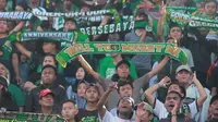 Sekitar 500 Bonek tetap nekat hadir saat Persebaya Surabaya bersua PSIS Semarang di Stadion Moch Soebroto, Magelang, Minggu (22/7/2018). (Bola.com/Ronald Seger Prabowo)