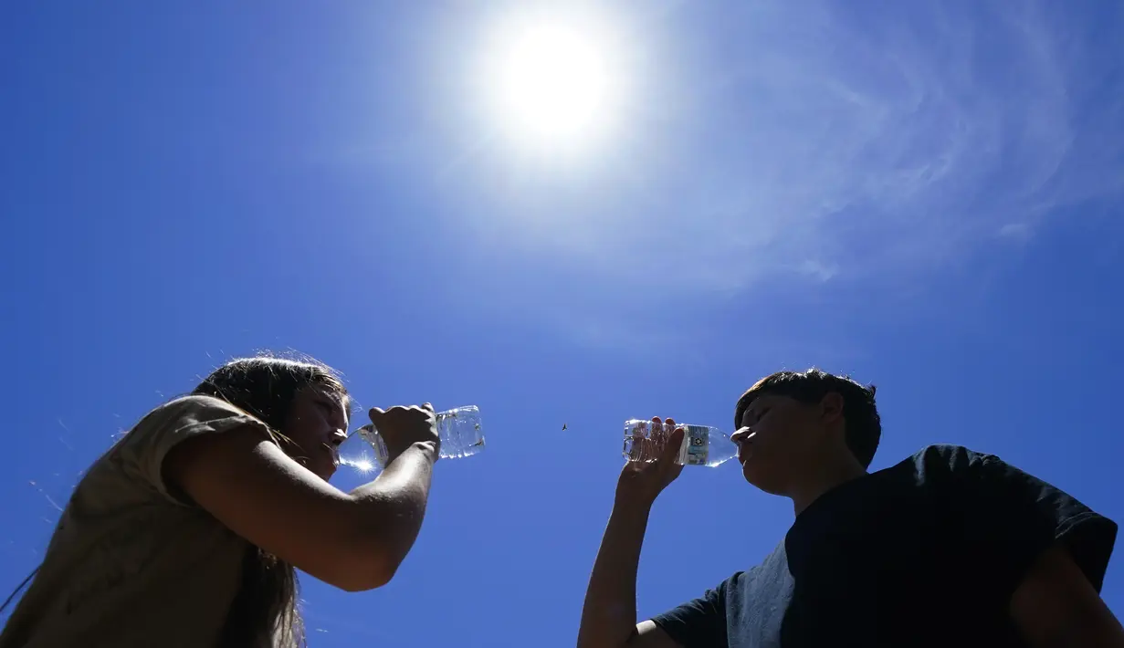Suhu terendah di Phoenix pada hari Senin 95 F (35 C) adalah suhu terendah dalam semalam yang pernah ada, memecahkan rekor sebelumnya yaitu 93 F (33,8 C) yang ditetapkan pada tahun 2009. (AP Photo/Ross D. Franklin)