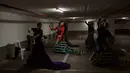 Sirene peringatan serangan rudal balistik Iran kembali meraung di Tel Aviv, Israel, pada Senin 30 Maret 2026. Tampak dalam foto, sekelompok siswa flamenco menari di garasi parkir bawah tanah setelah kelas studio mereka terganggu oleh sirene serangan udara yang memperingatkan datangnya rudal dari Iran, di Tel Aviv, Israel, Senin 30 Maret 2026. (AP Photo/Ohad Zwigenberg)