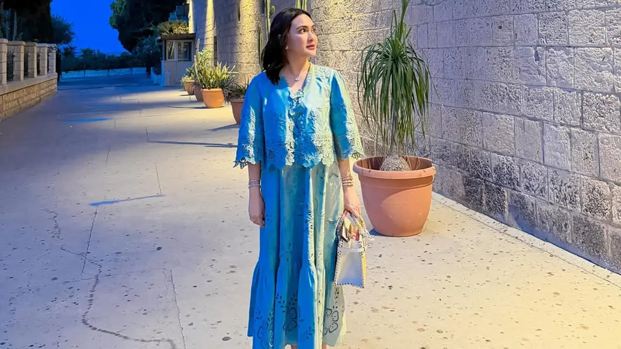 6 Gaya Shandy Aulia Pakai Blus Brokat Warna Biru Mint saat Kunjungi Masjid Al-Aqsa