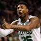 Point guard Boston Celtics Marcus Smart membantu kemenangan timnya atas Milwaukee Bucks pada game kelima perempat final wilayah timur NBA 2018 di TD Garden, Rabu (25/4/2018). (MADDIE MEYER / GETTY IMAGES NORTH AMERICA / AFP)