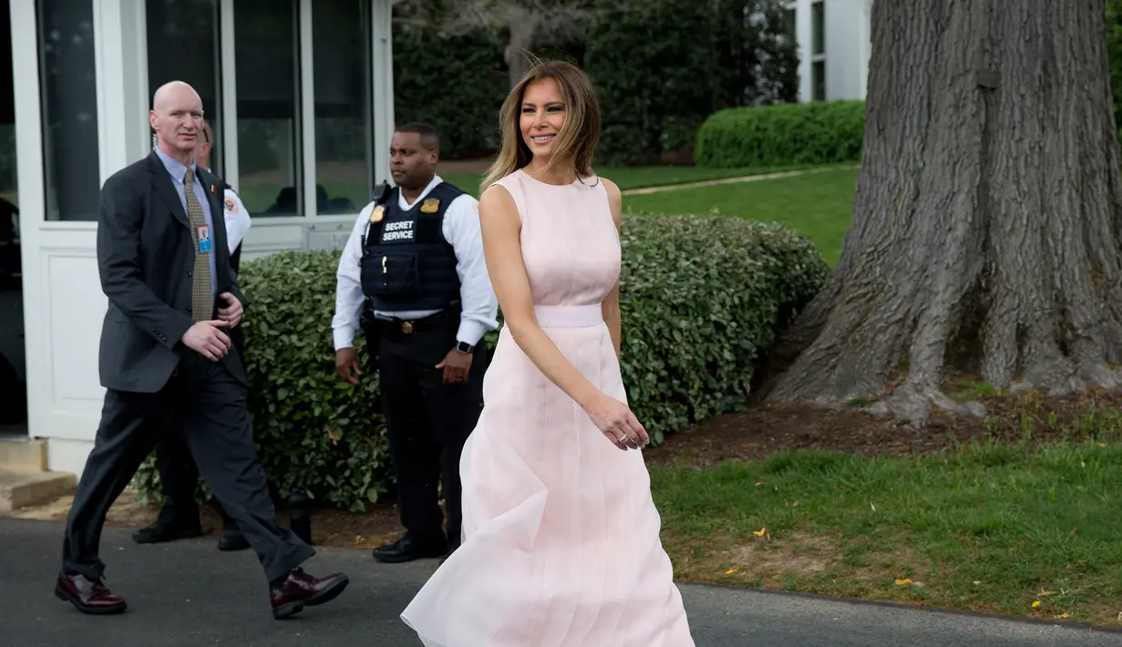 Melania Trump berjalan di halaman Gedung Putih saat perayaan Paskah ke-139, Washington, Senin (17/4). Acara Paskah tahunan ini juga dimeriahkan dengan lomba menggelindingkan telur. (AP Photo/Carolyn Kaster)