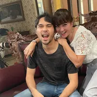 Artis senior Moudy Wilhelmina hingga kini masih eksis di layar kaca. Artis yang merintis karir dari pemilihan GADIS Sampul 1989 itu juga belum ada keinginan untuk berhenti syuting. Puluhan tahun syuting dengan berbagai karakter, ia juga pernah ditimpuk botol oleh pecinta sinetron. [Instagram/maudywhilhelmina]