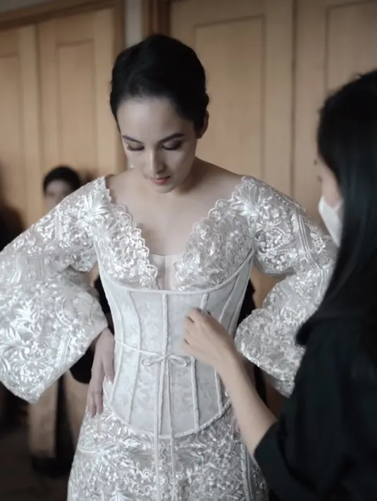 Sementara untuk material, bridal robe dibuat dalam fabric dengan bordiran terbaik warna putih. [@monicaivena]