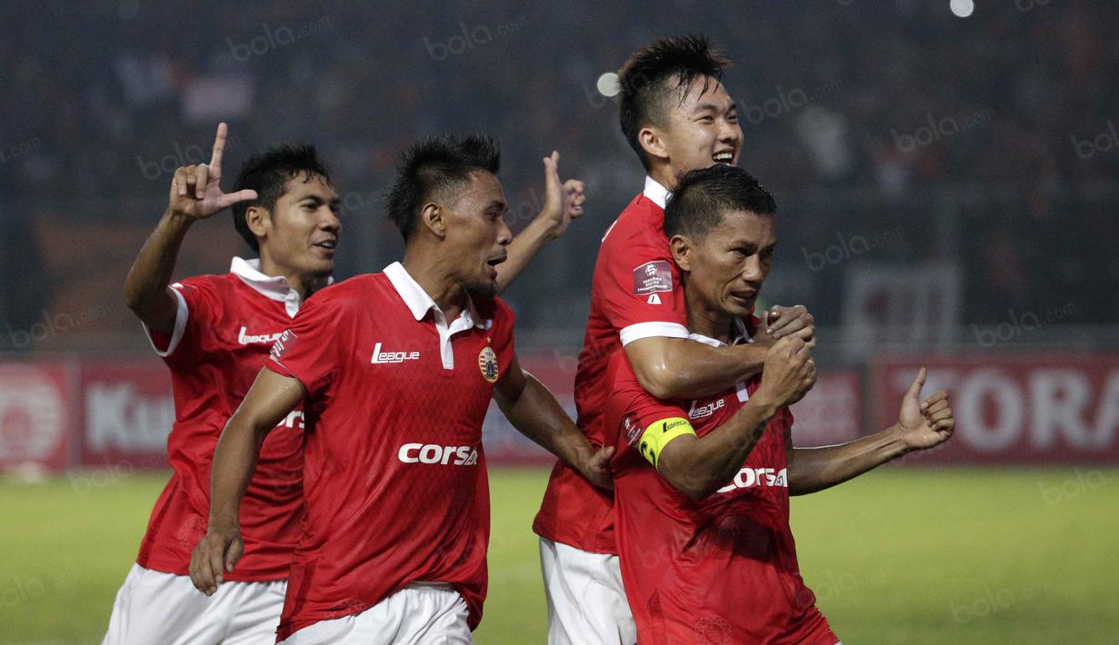 Ismed Sofyan (kanan) merayakan golnya ke gawang Semen Padang pada laga Torabika Soccer Championship 2016 presented by IM3 Ooredoo di Stadion Utama Gelora Bung Karno, Jakarta, Minggu (8/5/2016). (Bola.com/Nicklas Hanoatubun)