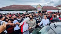 Presiden Joko Widodo atau Jokowi mengecek harga-harga bahan pokok di Pasar Baturiti Kabupaten Tabanan Provinsi, Bali, Kamis (2/2/2023). (Dok. Biro Pers Sekretariat Presiden)