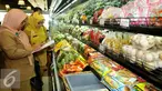Petugas BPOM memeriksa beberapa sayuran saat inspeksi mendadak (sidak) di Pasar Modern Gelael, Jakarta, Selasa (7/6). Sidak dilakukan untuk memastikan tidak adanya kandungan seperti zat seperti borak, formalin, rodamin dll. (Liputan6.com/Gempur M Surya)