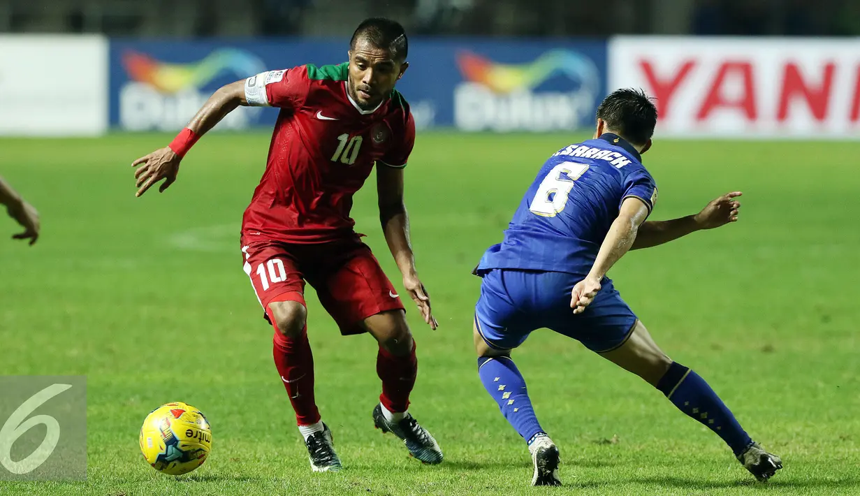 Pemain Timnas Indonesia, Rizki Pora (kanan) melakukan selebrasi usai mencetak gol ke gawang Thailand di final pertama Piala AFF 2016 di Stadion Pakansari, Bogor, Rabu (14/12). Indonesia unggul 2-1 atas Thailand. (Liputan6.com/Helmi Fithriansyah)
