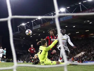 Aksi pemain Manchester United, Romelu Lukaku saat membobol gawang AFC Bournemouth pada lanjutan Premier League di Vitality Stadium, Bournemouth, (18/4/2018). MU menang 2-0.  (Adam Davy/PA via AP)