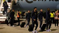 Pemain Timnas Prancis Hugo Lloris (ketiga kanan) bersama rekan satu timnya tiba di Bandara Internasional Hamad, Doha, Qatar, 16 November 2022. Prancis akan memainkan pertandingan pertama mereka di Piala Dunia 2022 melawan Australia pada 22 November. (AP Photo/Hassan Ammar)