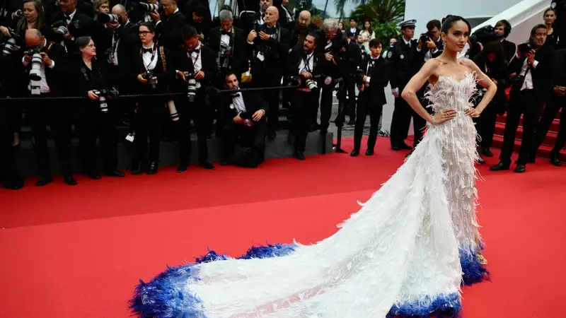 Cinta Laura Memesona dengan Gaun Jalak Bali di Karpet Merah Festival Film Cannes 2024
