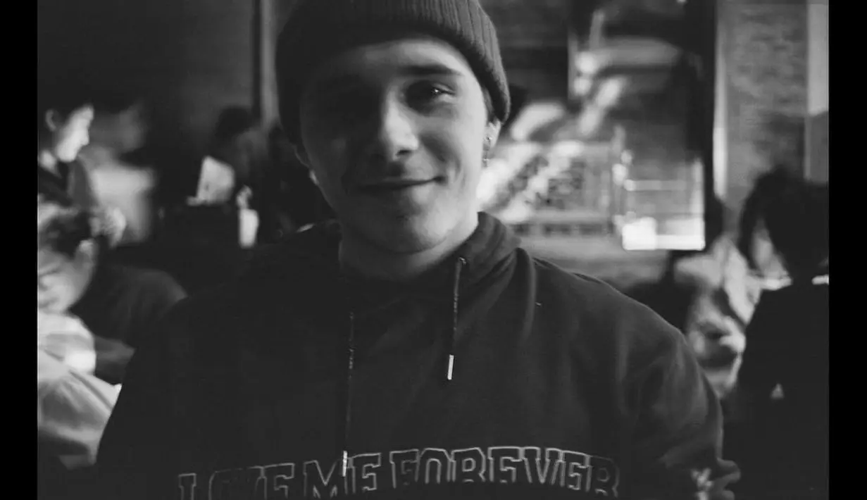 Tak sampai sana, beberapa hari sebelum foto cincin misterius, Chloe mengunggah sebuah foto Brookly dengan caption "i will" yang berarti "aku akan". (instagram/chloegmoretz)