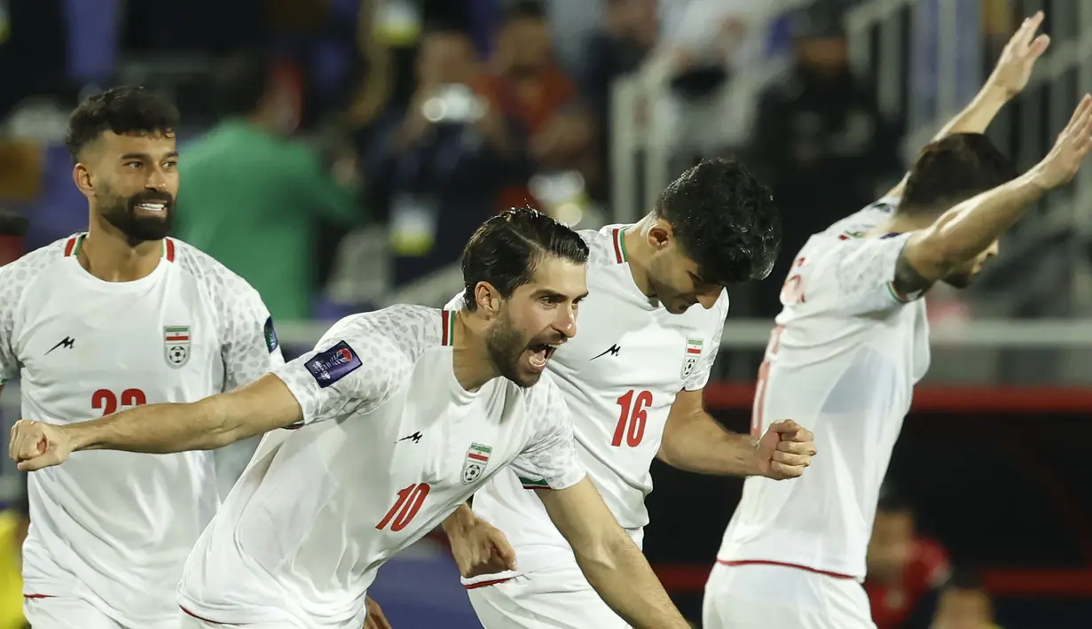 Sempat identik dengan jersey produksi apparel Jerman, yaitu Puma, Adidas dan Uhlsport, Timnas Iran akhirnya beralih ke jersey produksi dalam negeri yaitu Majid sejak tahun 2021. Majid ternyata bukanlah apparel lokal pertama yang menyokong jersey Timnas Iran, karena sebelumnya pada awal 2000-an mereka pernah menggunakan jasa jenama lokal lainnya, Daei Sports. (AFP/Karim Jaafar)