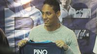 Pemain asal Kolombia, Juan Pablo Pino resmi diperkenalkan sebagai pemain anyar Arema FC untuk menghadapi Liga 1 2017. (Bola.com/Iwan Setiawan)