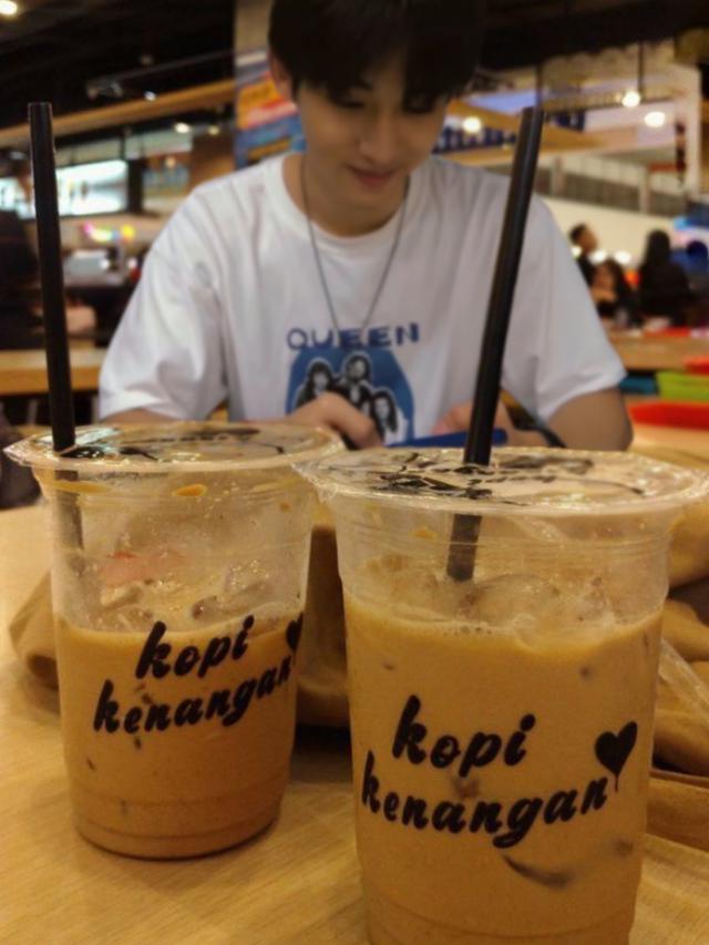 6 Editan Foto Idol K-Pop Lagi Nongkrong di Kafe Ini Bikin Halu