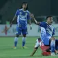 Firman Utina dihentikan gerakannya oleh pemain Persiba Balikpapan dalam turnamen Piala Presiden 2015 di Stadion Si Jalak Harupat, Bandung, Rabu (2/9/2015). (Bola.com/Peksi Cahyo)