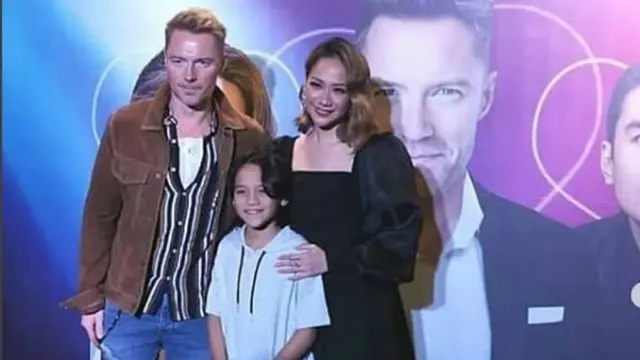 Ronan Keating foto bersama Noah Sinclair dan Bunga Citra Lestari