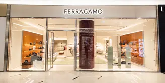 Ferragamo dengan bangga mengumumkan Grand Opening butik keduanya di Indonesia, yang berlokasi di Lantai Dasar Senayan City, Jakarta. Dirancang dengan apik, butik baru ini mencerminkan khas gaya Italia yang berakar pada keahlian luar biasa dan keanggunan dengan pendekatan arsitektur modern. / Foto dok: Ferragamo.