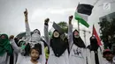 Massa berorasi saat aksi di depan Kedubes AS, Jakarta, Jumat (23/6).  Aksi tersebut memperingati Al Quds Day 2017 sebagai dukungan bagi rakyat Palestina dan mengecam kebijakan AS dan Israel. (Liputan6.com/Faizal Fanani)