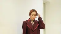 Kali ini Ayu Ting Ting tampil elegan dengan mengenakan coat warna merah marun yang dipadu dengan sepatu boots panjang. (Foto: instagram.com/ayutingting92)