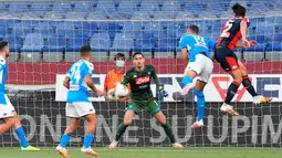 Bek Genoa, Edoardo Goldaniga melompat untuk mencetak gol ke gawang Napoli pada pekan ke-31 Serie A Liga Italia musim 2019/2020 di Stadion Luigi Ferraris, Rabu (8/7/2020). Napoli unggul tipis 2-1 atas Genoa . (Tano Pecoraro/LaPresse via AP)