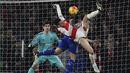Pemain Arsenal, Laurent Koscielny, berebut bola dengan pemain Chelsea, Branislav Ivanovic, di depan gawang Chelsea dalam laga Liga Inggris di Stadion Emirates, London, (24/1/2016). (AFP/Ben Stansall)