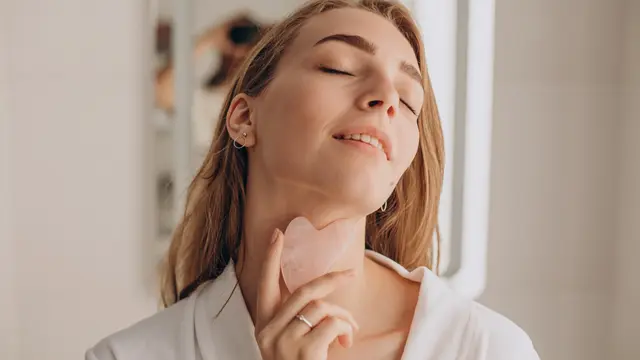 Ilustrasi penggunaan gua sha