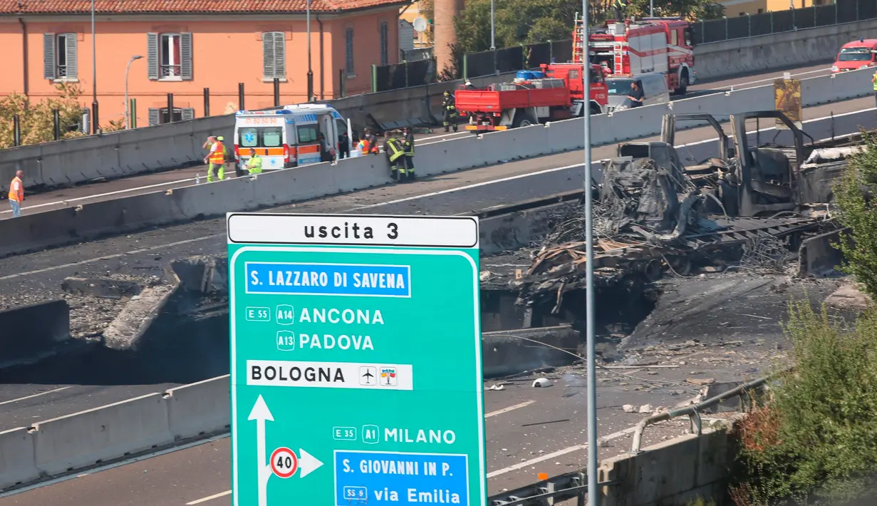 Kondisi jalan raya dekat kota Bologna setelah ledakan truk tangki yang membawa bahan mudah terbakar di Italia, Senin (6/8). Polisi telah menutup jalan serta daerah sekitarnya dan memperingatkan masyarakat tidak mendekat. (Giorgio Benvenuti/ANSA via AP)