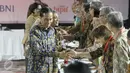Presiden Joko Widodo (Jokowi) bersalaman dengan para peserta acara Sarasehan 100 Ekonom Indonesia di Jakarta, Selasa (6/12). Kegiatan ini mengangkat tema menguji ketangguhan ekonomi Indonesia. (Liputan6.com/Angga Yuniar)