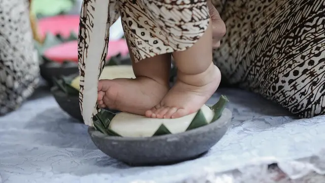 Kental Adat Jawa, Ini 7 Momen Tedak Siten Anak Tata Jeneeta dan Brotoseno