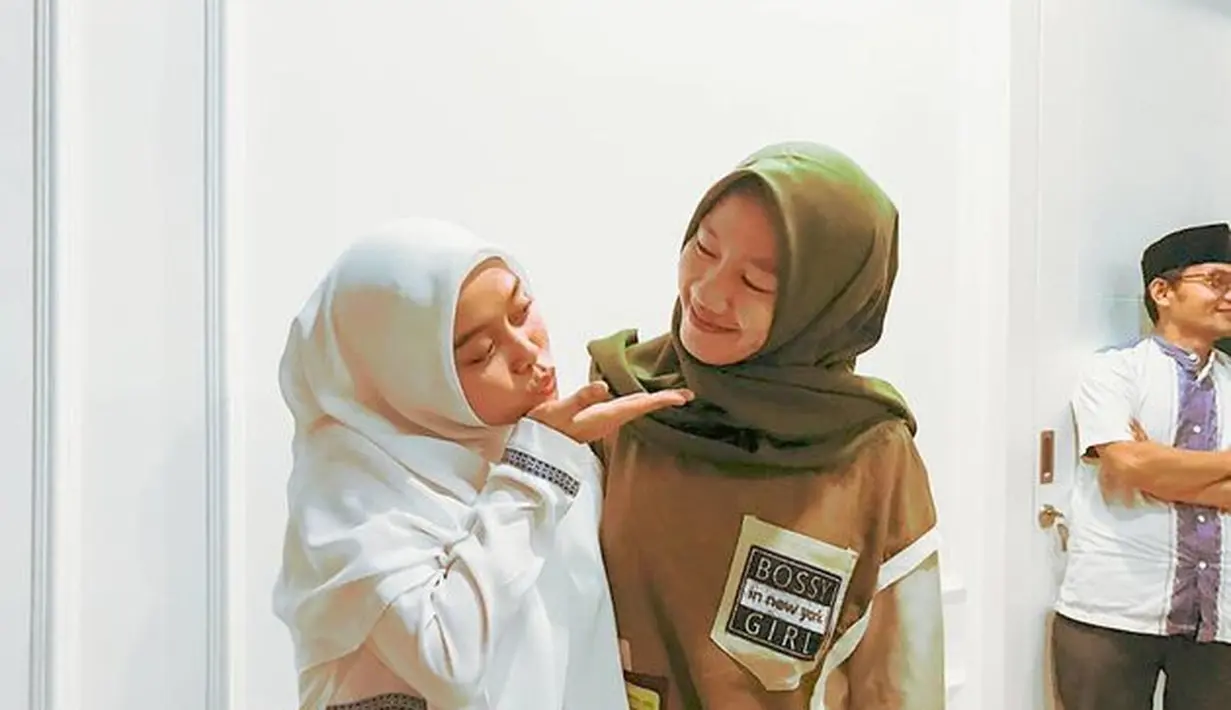 Dipantau dari Instagramnya, Novi memang kerap mengunggah kebersamaannya dengan Lesti. Ia begitu akrab dengan Lesti dan pernah diajak ke luar negeri. (instagram.com/novhi_thariend)