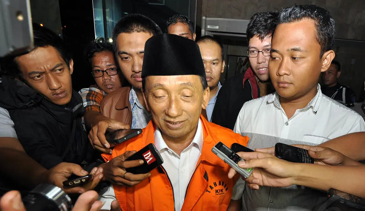 Tersangka Fuad Amin Imron saat menjawab pertanyaan wartawan yang menunggunya di Gedung KPK, Jakarta, Selasa (2/12/2014). (Liputan6.com/Miftahul Hayat)