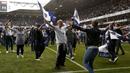 Suporter tumpah ruah di lapangan usai laga Tottenham Hotspur melawan Manchester United di stadion White Hart Lane, (14/05/2017). Laga tersebut merupakan laga terakhir di White Hart Lane setelah 118 tahun menempati stadion tersebut. (AFP/ Ian Kington)