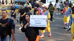 PaSKI (Persatuan Seniman Komedi Indonesia) melakukan kampanye Hari Komedi Nasional yang jatuh setiap tanggal 27 Oktober di sekitar Jenderal Sudirman, Jakarta, Minggu (21/9/2025). (Kapanlagi.com/Budy Santoso)