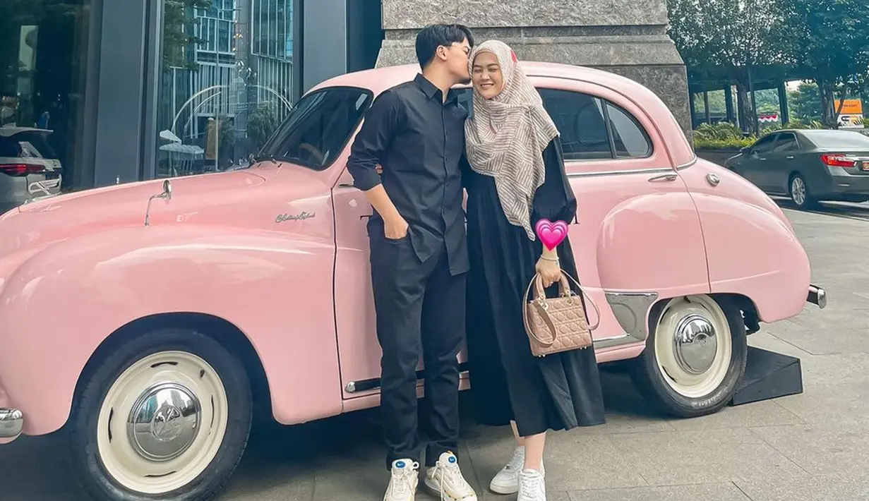 Di masa kehamilan keduanya ini, Henny dan Alvin kerap membagikan foto romantis di media sosial. Pasangan yang sudah mengumumkan kehamilannya sejak bulan Mei ini bahkan tak segan menunjukkan momen mesra. Tampak Alvin mencium pipi sang istri dengan penuh kehangatan. (Liputan6.com/IG/@hennyyrahman)