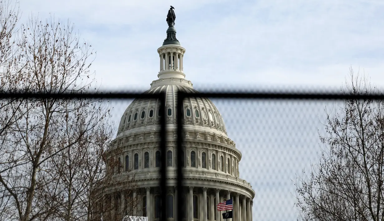 Pagar keamanan mengelilingi U.S. Capitol di Washington, DC pada Minggu (5/2/2023). Pagar sedang dipasang sebagai bagian dari langkah-langkah keamanan yang ditingkatkan menjelang pidato kenegaraan Presiden Joe Biden pada hari Selasa. (Kevin Dietsch/Getty Images/AFP)