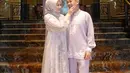 Tak hanya itu saja, Fitir Carlina juga kerap menggunakan busana senada dengan sang suami. Penampilan pasangan selebriti ini juga sering jadi sorotan netizen. (Liputan6.com/IG/@fitricarlina)