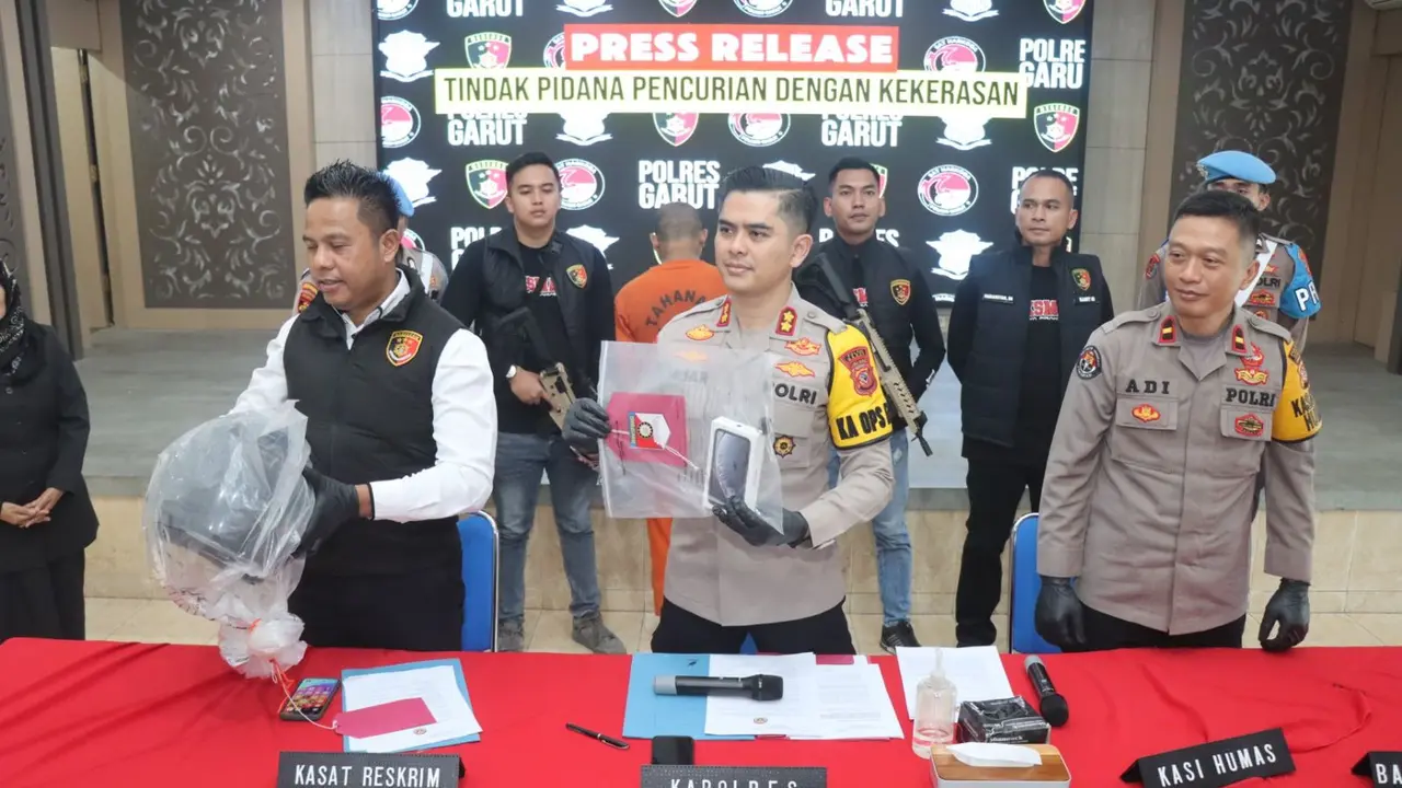 Kapolres Garut AKBP Mochamad Fajar Gemilang, memberikan penjelasan kepada wartawan dalam rilis kasus di Mapolres Garut. (Liputan6.com/Jayadi Supriadin)