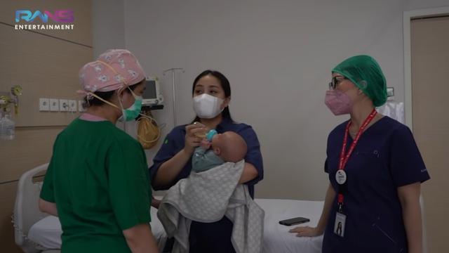 Baru Berusia Satu Bulan, Ini 6 Momen Rayyanza Anak Kedua Raffi Ahmad Disunat