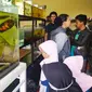 Nampak Mansyahlan, tengah melayani beberapa pengunjung yang datang ke kios ikan hiasnya yang berada di bilangan jalan  Karangpawitan, Garut, Jawa Barat. (Liputan6.com/Jayadi Supriadin)