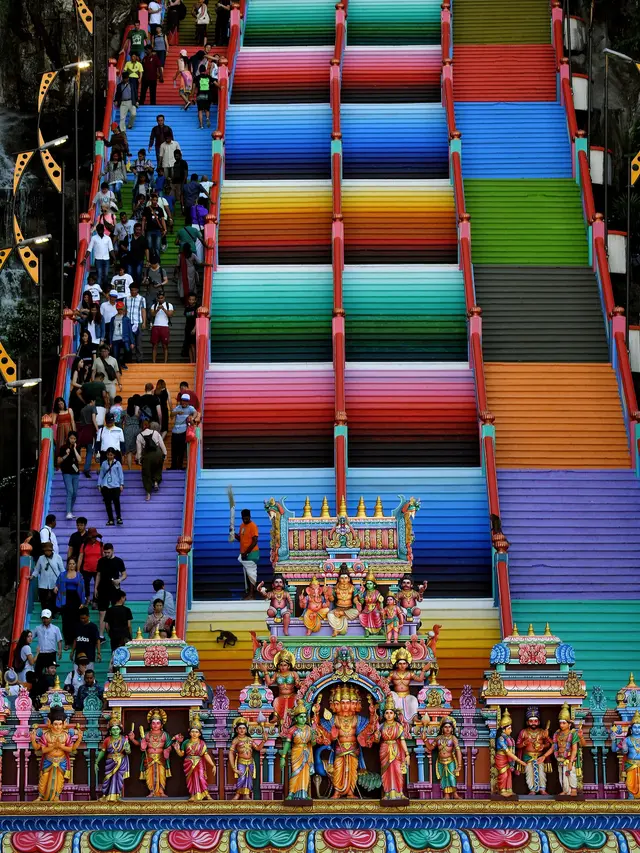 Renovasi Objek Wisata Batu Caves Malaysia