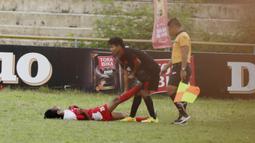 Pemain STKIP Mega Resky membantu pemain STIMED Nusa Palapa yang cidera pada laga Torabika Campus Cup 2017 di Stadion UNM, Makassar, Kamis, (19/10/2017). STIMED Nusa Palapa menang adu penalti atas STKIP Mega Resky. (Bola.com/M Iqbal Ichsan)