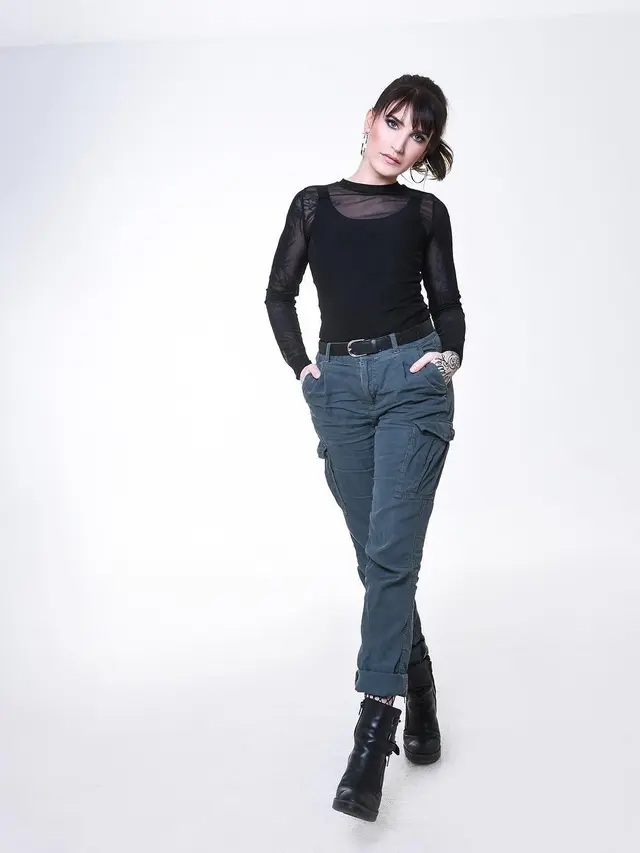 Fimela Historia: Melekatnya Tren Celana Kargo yang Maskulin pada Perempuan