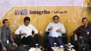 Peneliti ICW Kurnia Ramadhana (kedua kiri) didampingi Wakil Ketua KPK Saut Situmorang (kiri), Direktur Pusako Universitas Andalas, Feri Amsari (kedua kanan), dan Direktur LHKPN KPK, Isnaini dalam diskusi ‘Pantang Absen LHKPN’ di Gedung KPK, Jakarta, Jumat (2/8/2019). (Liputan6.com/Herman Zakharia)