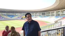 Ketua Umum PSSI, Erick Thohir, meninjau salah satu tribun penonton dari Stadion Manahan, Minggu (4/6/2023). Kunjungan Erick Thohir untuk memastikan Stadion Manahan siap menyelenggarakan Kualifikasi Piala Asia U-23 2024 yang akan berlangsung pada 6 hingga 12 September 2023. (Bola.com/Radifa Arsa)