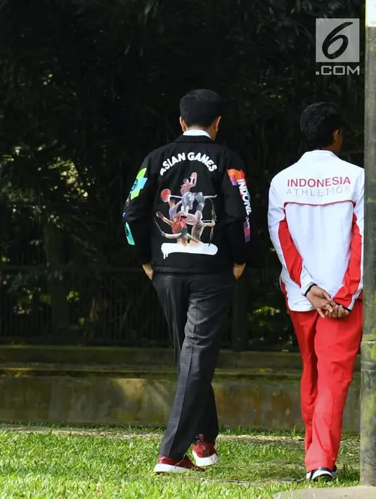 Presiden Jokowi (kiri) dan sprinter Lalu Muhammad Zohri (kanan) berkeliling Istana Bogor, Jawa Barat, Rabu (18/7). Jokowi meminta Zohri terus berlatih untuk menghadapi Asian Games 2018 dan pertandingan besar lainnya. (Liputan6.com/Pool/Biro Pers Setpres)