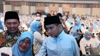 Calon wakil presiden nomor urut 2, Gibran Rakabuming Raka, menghadiri acara deklarasi Pergerakan Perempuan Muda Nahdliyyin (Perdana) di Hotel Grand Sahid Jaya, Jakarta Pusat, Rabu (6/12/2023). (Merdeka.com/Muhammad Genantan Saputra)